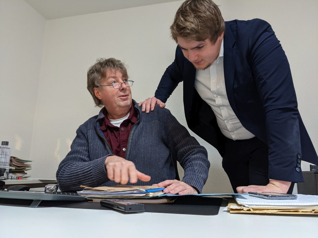 Holger Peters und Henning – Immobilienmakler Remels bei gemeinsamer Beratung im Büro in Uplengen