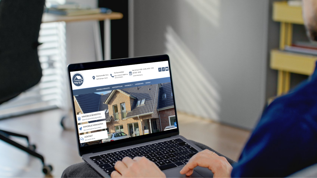Laptop mit geöffneter immo-hp.de Website bei der Immobiliensuche in Ostfriesland – Online-Suchauftrag für Ihr neues Zuhause.
