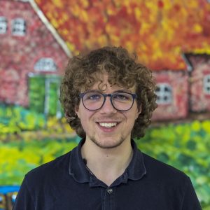 Tom Peters – Kommunikationsprofi beim Immobilien-Shop Holger Peters in Uplengen, unterstützt Kaufinteressenten dabei, ihr Traumhaus in Ostfriesland zu finden